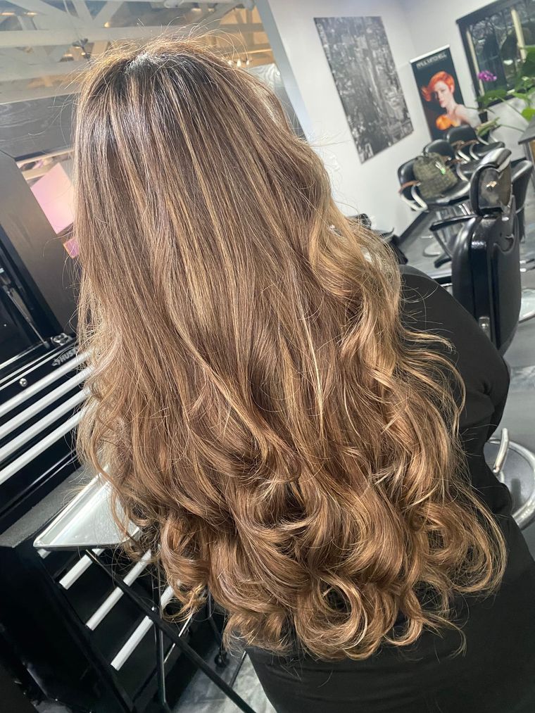 Honey blonde balayage, long layers
