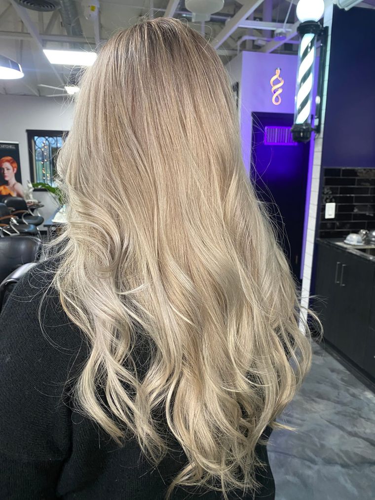 Champagne blonde, long waves